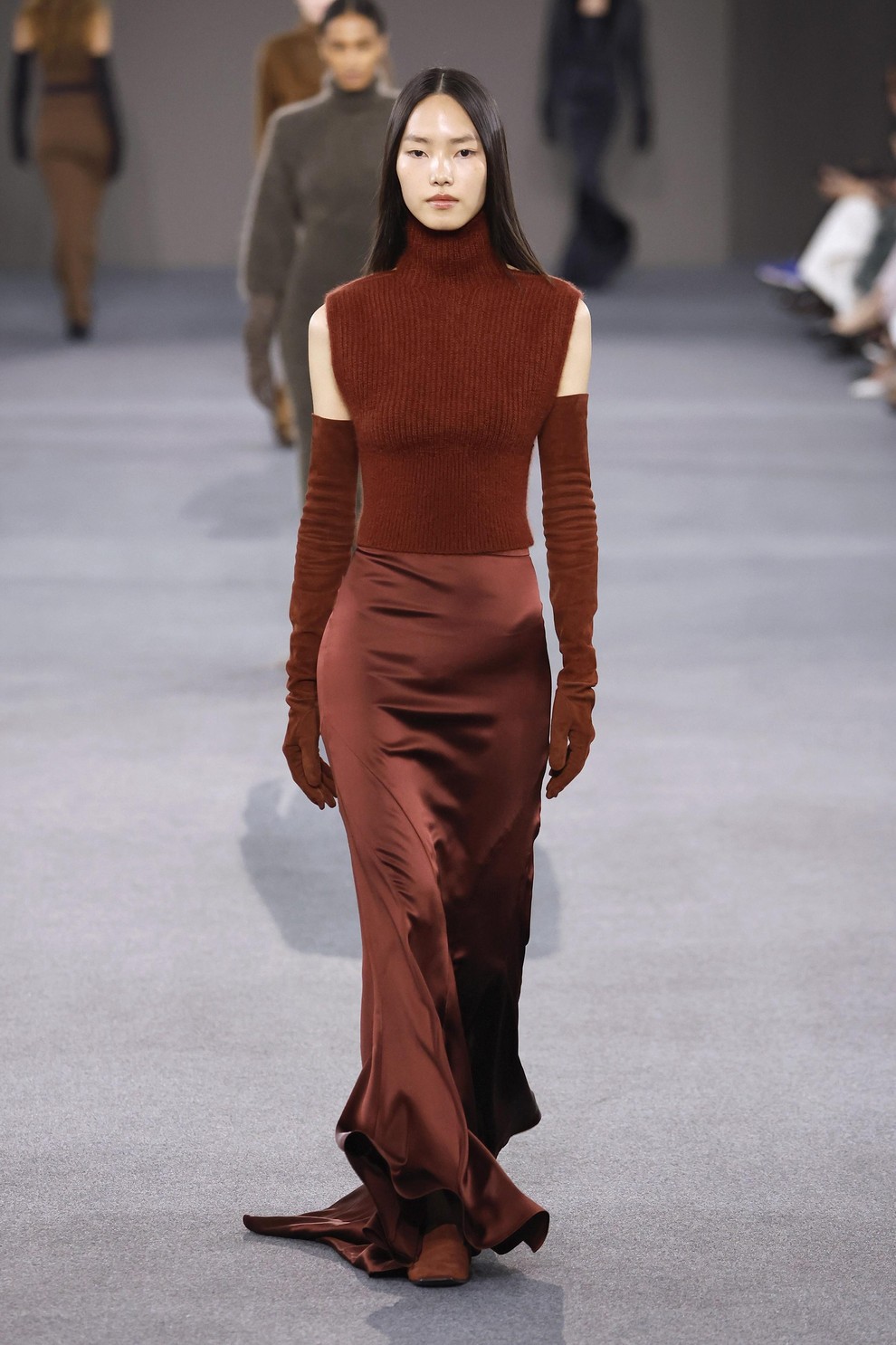 Škornji čez kolena, brušeno usnje in dolgi plašči: Max Mara za jesen in zimo 2026/27