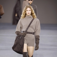 Škornji čez kolena, brušeno usnje in dolgi plašči: Max Mara za jesen in zimo 2026/27