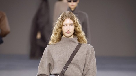 Škornji čez kolena, brušeno usnje in dolgi plašči: Max Mara za jesen in zimo 2026/27