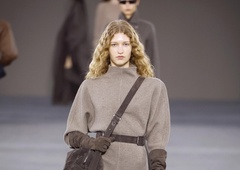 Škornji čez kolena, brušeno usnje in dolgi plašči: Max Mara za jesen in zimo 2026/27