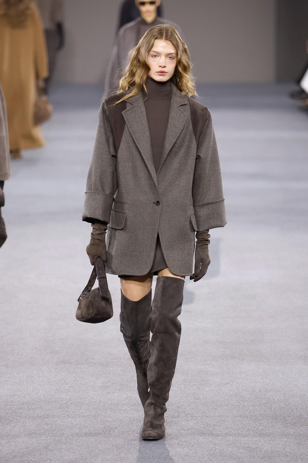 Škornji čez kolena, brušeno usnje in dolgi plašči: Max Mara za jesen in zimo 2026/27