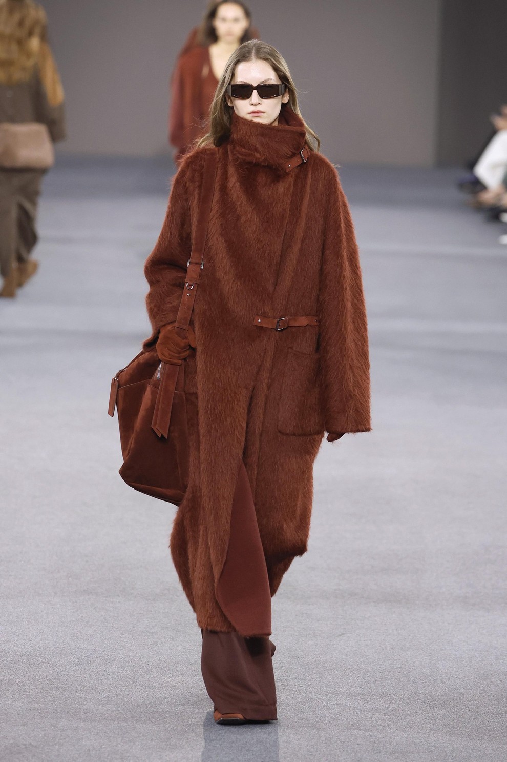 Škornji čez kolena, brušeno usnje in dolgi plašči: Max Mara za jesen in zimo 2026/27