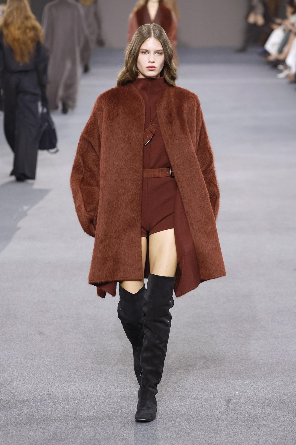 Škornji čez kolena, brušeno usnje in dolgi plašči: Max Mara za jesen in zimo 2026/27