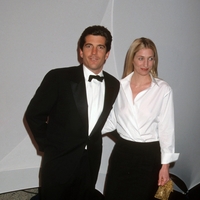 Preprost trik Carolyn Bessette-Kennedy z navadno belo majico je znova v trendu za pomlad 2026