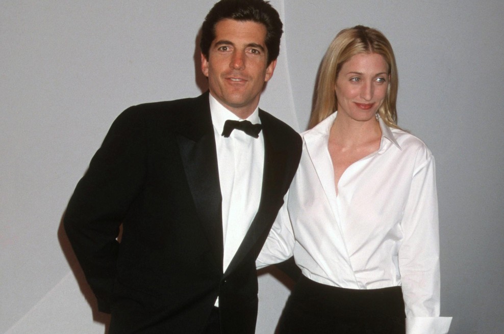 Preprost trik Carolyn Bessette-Kennedy z navadno belo majico je znova v trendu za pomlad 2026 (foto: Profimedia)