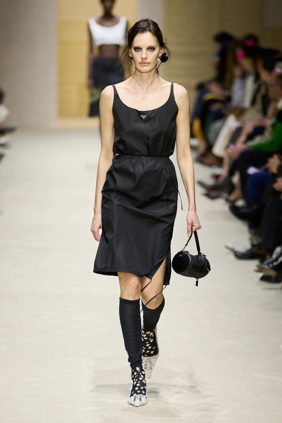 Prada: Kako z nekaj ključnimi kosi ustvariti nešteto sodobnih kombinacij?