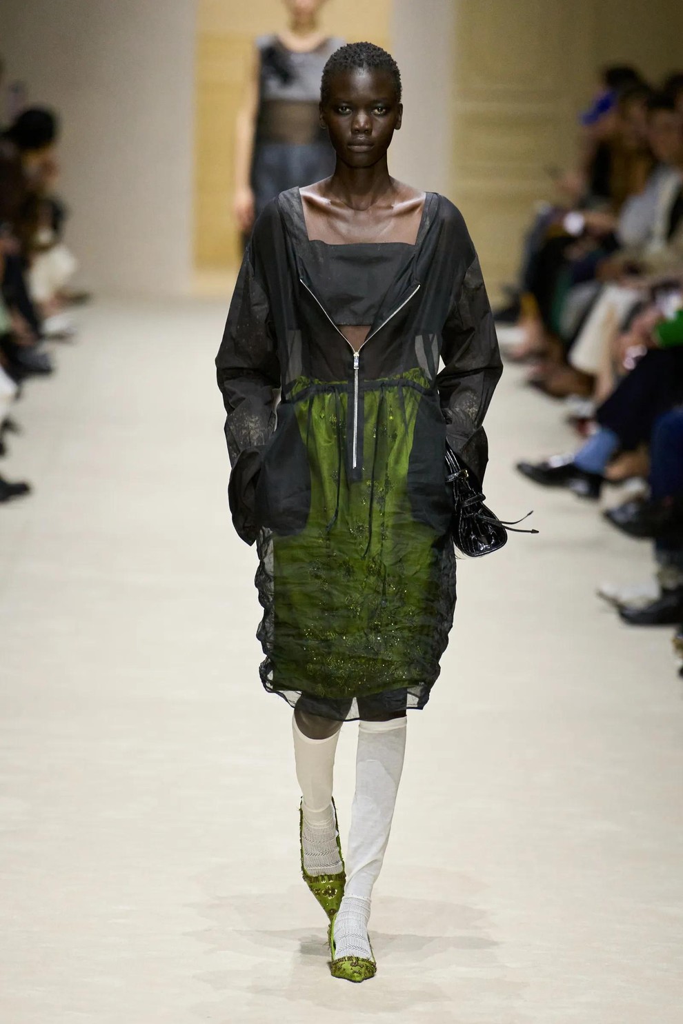 Prada: Kako z nekaj ključnimi kosi ustvariti nešteto sodobnih kombinacij?