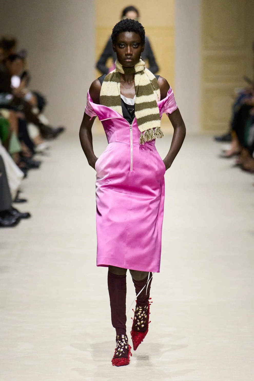 Prada: Kako z nekaj ključnimi kosi ustvariti nešteto sodobnih kombinacij?