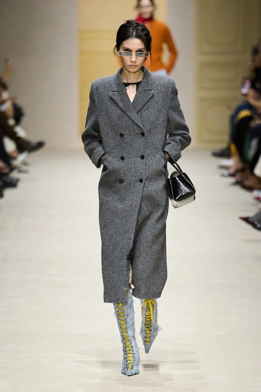 Prada: Kako z nekaj ključnimi kosi ustvariti nešteto sodobnih kombinacij?