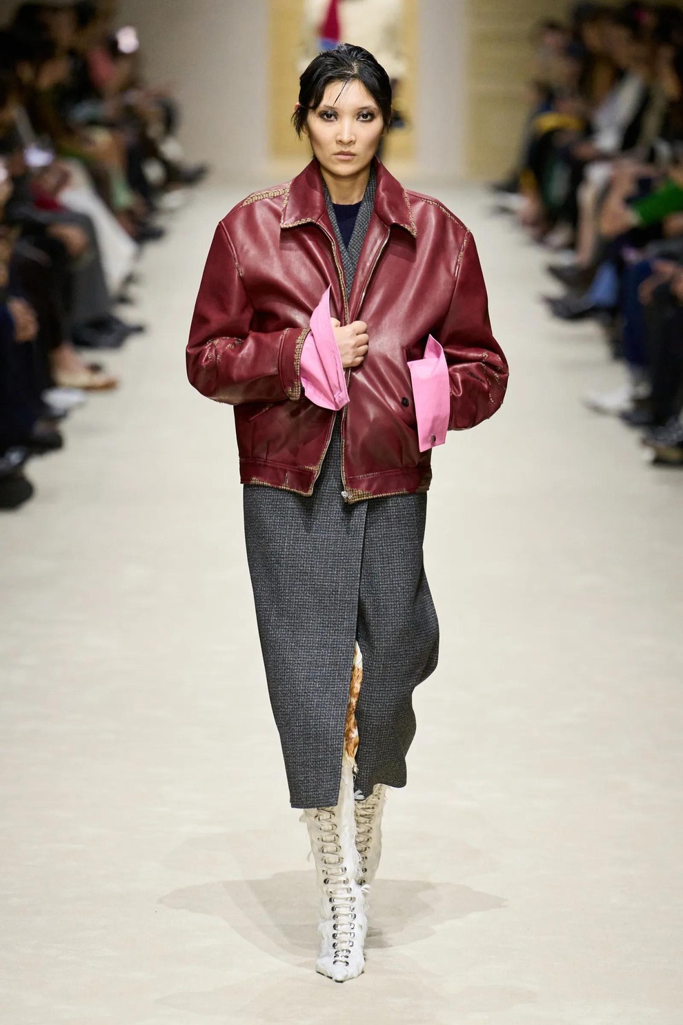 Prada: Kako z nekaj ključnimi kosi ustvariti nešteto sodobnih kombinacij?