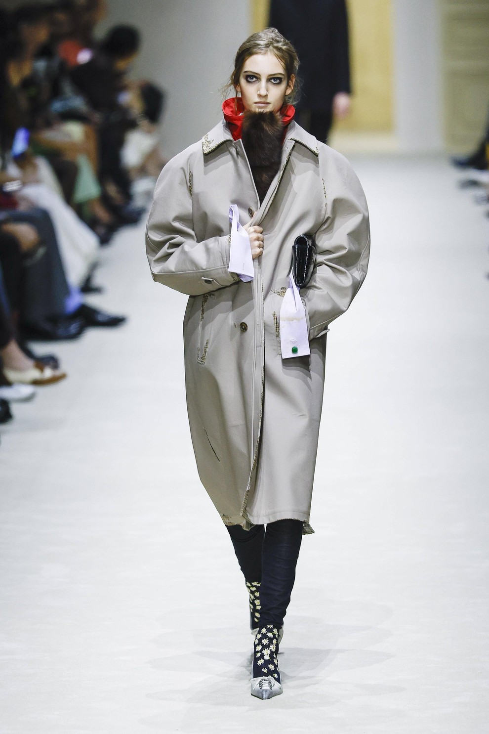 Prada: Kako z nekaj ključnimi kosi ustvariti nešteto sodobnih kombinacij?