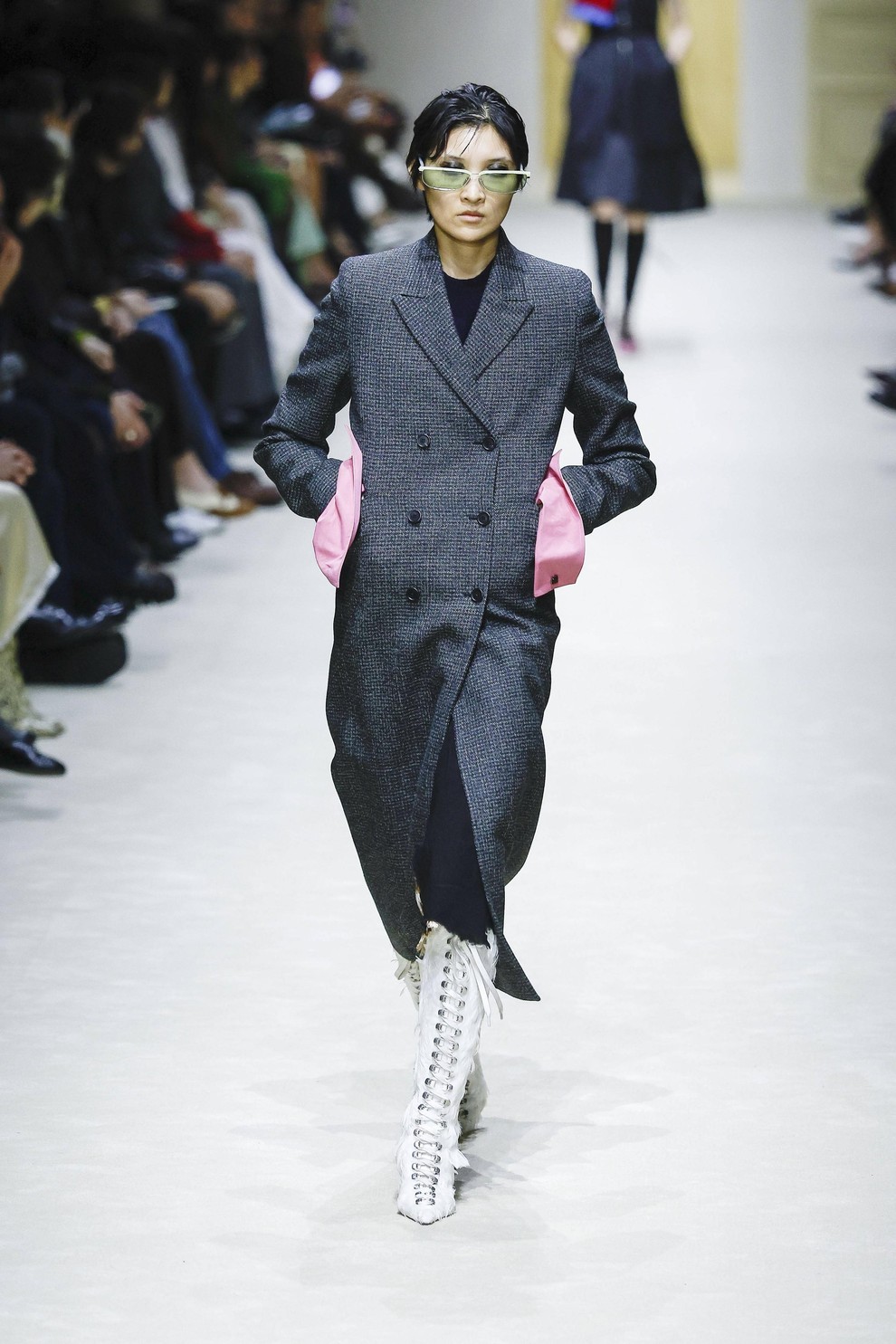 Prada: Kako z nekaj ključnimi kosi ustvariti nešteto sodobnih kombinacij?