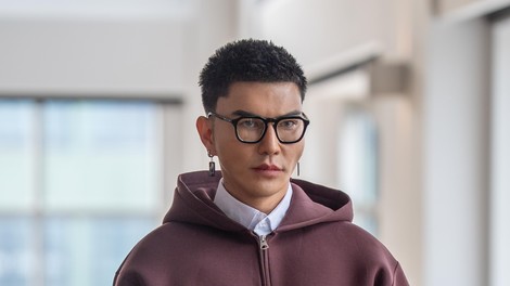 VELENCI Glasses with ROYALTYWAYS & URBAN DIAMONDS Jewelry