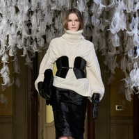 Z milanskih pist v našo garderobo: visoki ovratniki kot ključni trend jeseni in zime 2026/27