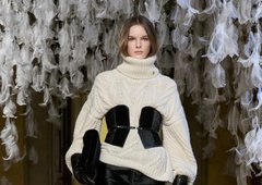 Z milanskih pist v našo garderobo: visoki ovratniki kot ključni trend jeseni in zime 2026/27