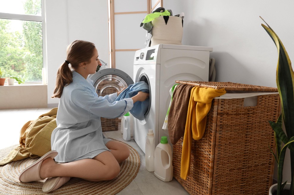 Napaka, ki uničuje vaš pralni stroj in perilo: večina jo dela pri vsakem pranju (foto: Profimedia)