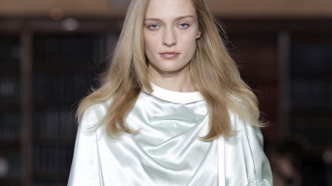 "Sleepy girl" videz je nova luksuzna različica "clean girl" estetike: deluje še bolj osvežujoče