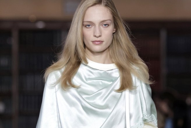 "Sleepy girl" videz je nova luksuzna različica "clean girl" estetike: deluje še bolj osvežujoče