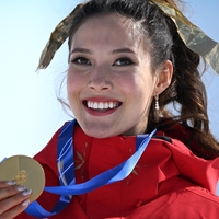 Olimpijka Eileen Gu slekla smučarsko opremo in osupnila na tednu mode v Milanu