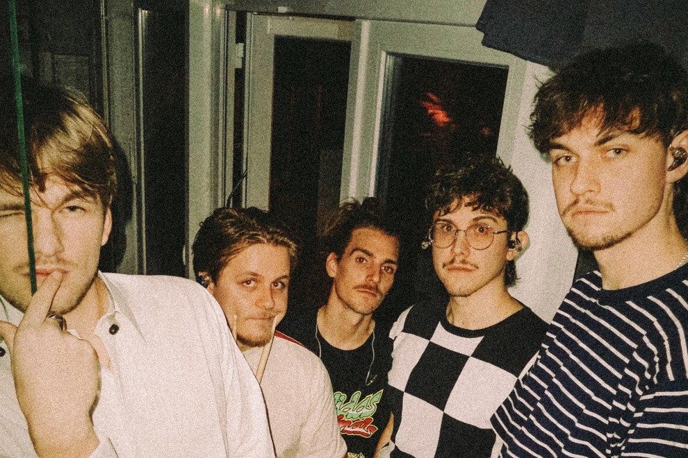 Jet-Black-Diamonds-glasba