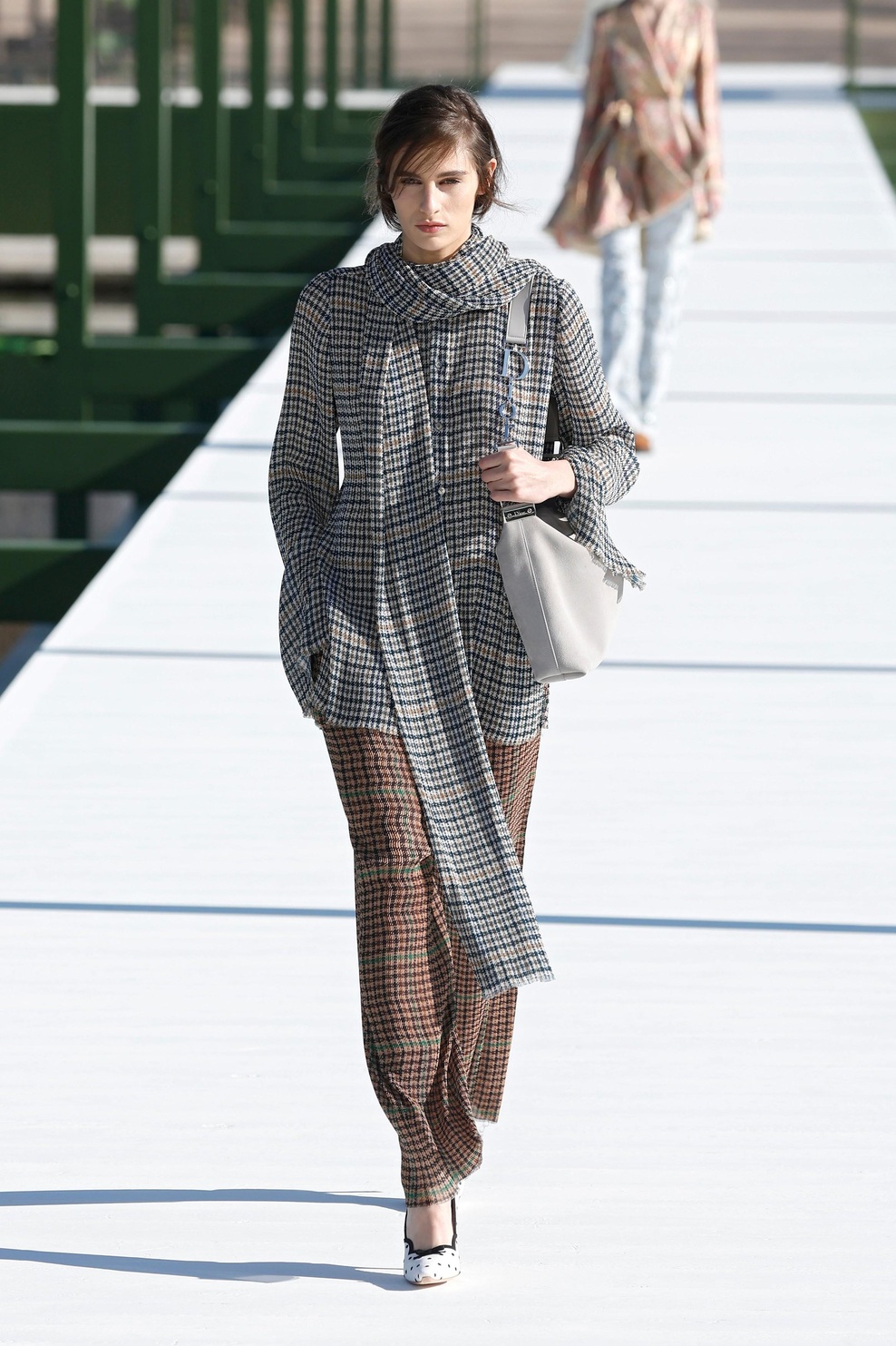 Med cvetjem in volančki: Dior za jesen in zimo 2026/27