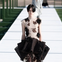 Med cvetjem in volančki: Dior za jesen in zimo 2026/27