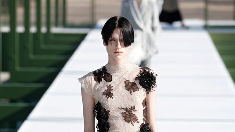 Med cvetjem in volančki: Dior za jesen in zimo 2026/27