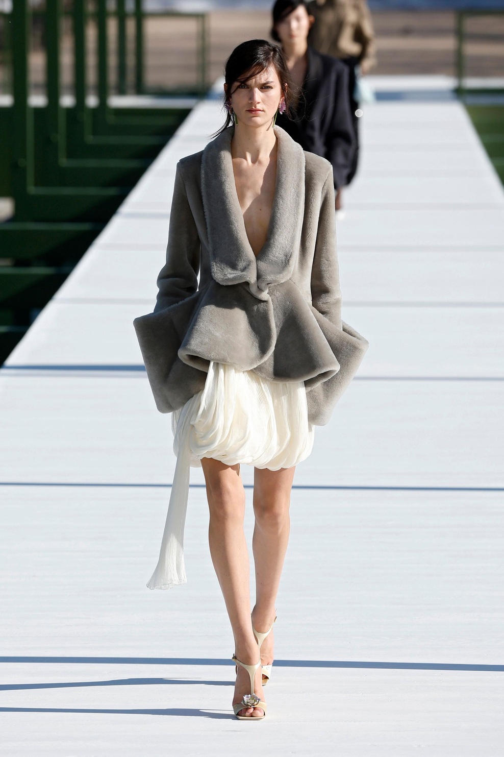 Med cvetjem in volančki: Dior za jesen in zimo 2026/27