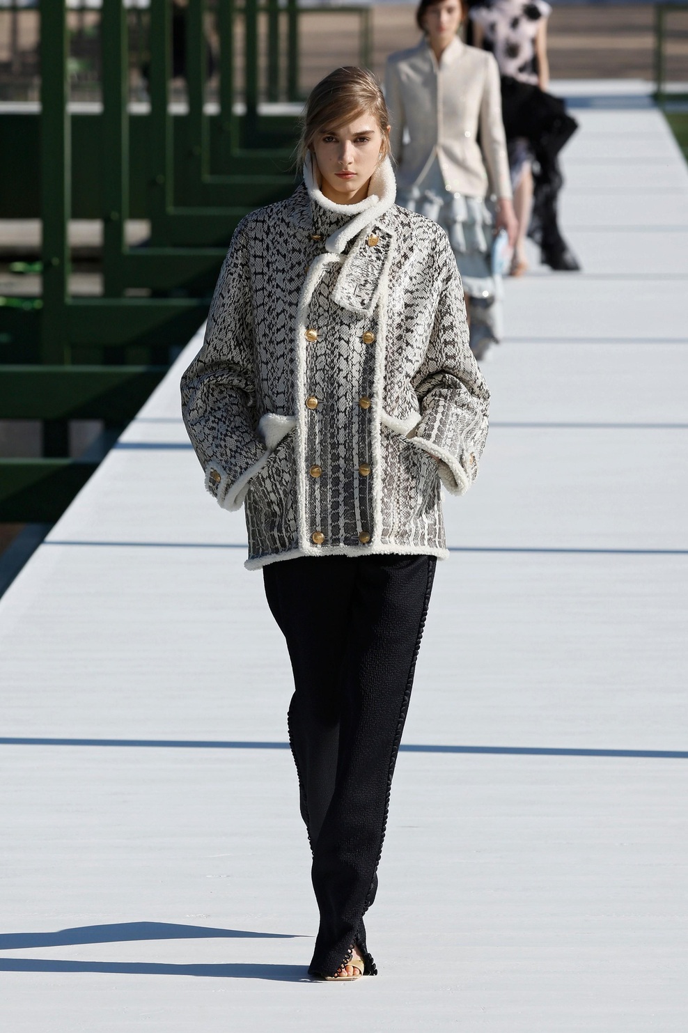 Med cvetjem in volančki: Dior za jesen in zimo 2026/27