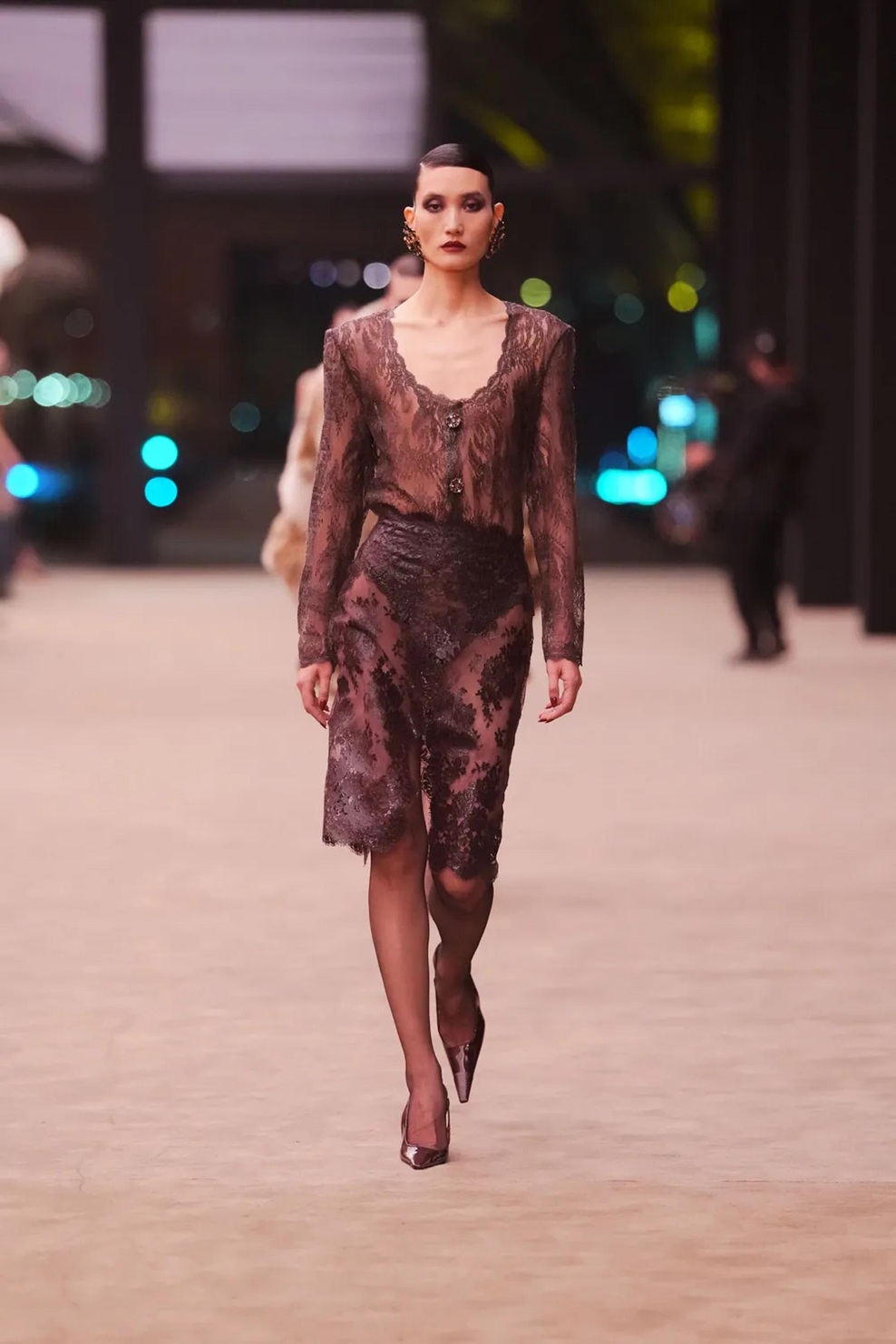 Temačni glamur, kot nalašč za večerni izhod: Saint Laurent za jesen in zimo 2026/27