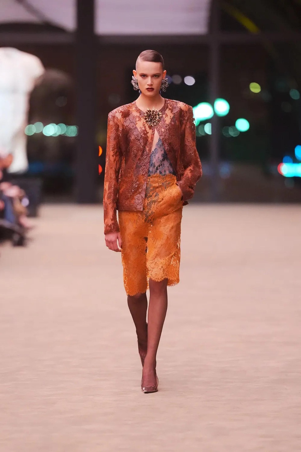 Temačni glamur, kot nalašč za večerni izhod: Saint Laurent za jesen in zimo 2026/27