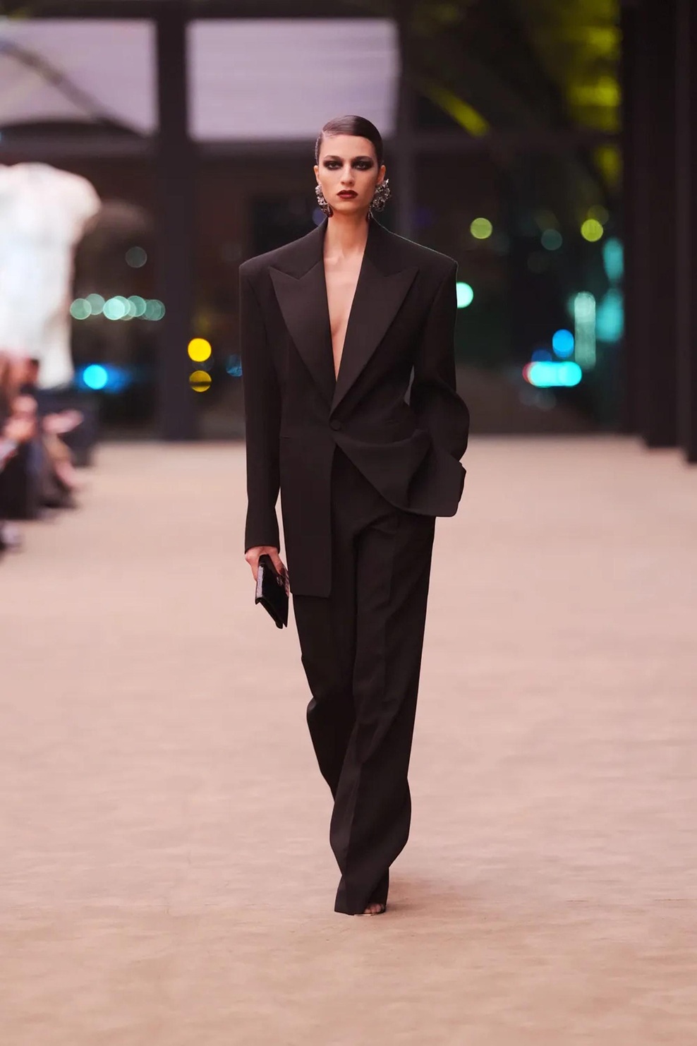 Temačni glamur, kot nalašč za večerni izhod: Saint Laurent za jesen in zimo 2026/27