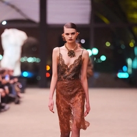 Temačni glamur, kot nalašč za večerni izhod: Saint Laurent za jesen in zimo 2026/27