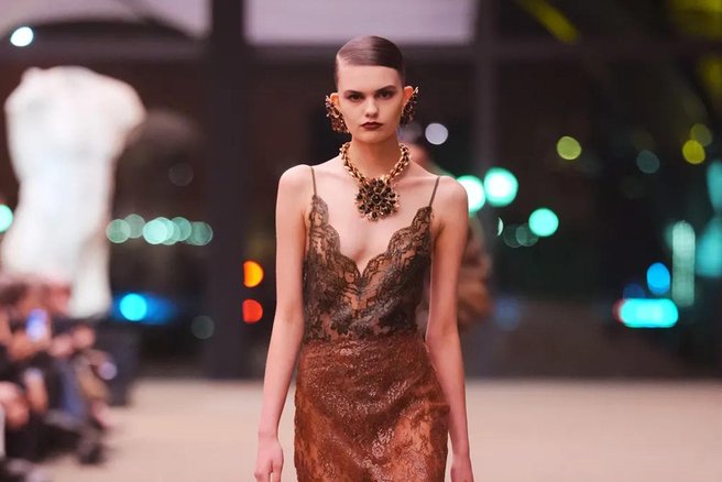 Temačni glamur, kot nalašč za večerni izhod: Saint Laurent za jesen in zimo 2026/27