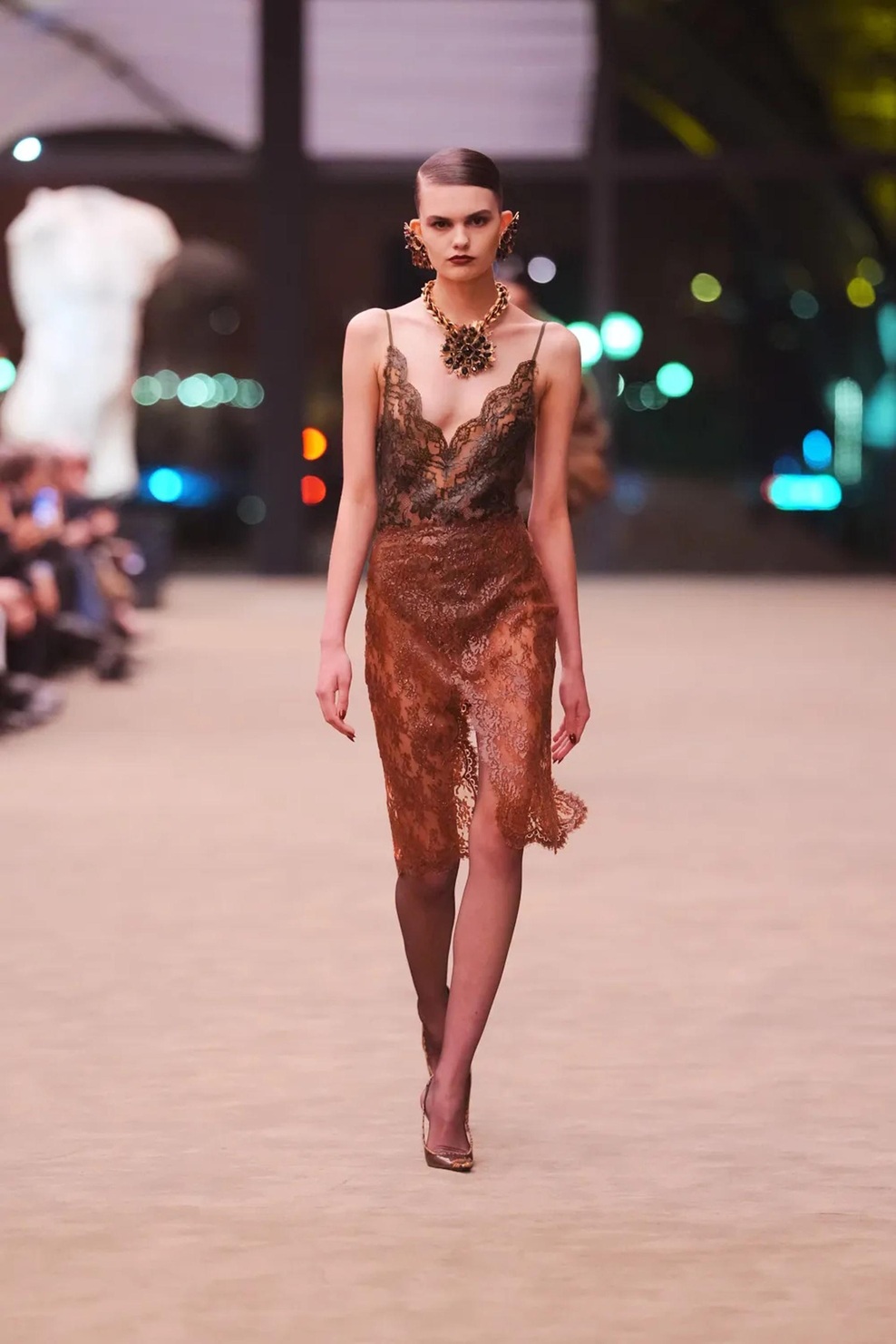 Temačni glamur, kot nalašč za večerni izhod: Saint Laurent za jesen in zimo 2026/27