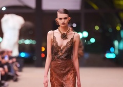 Temačni glamur, kot nalašč za večerni izhod: Saint Laurent za jesen in zimo 2026/27