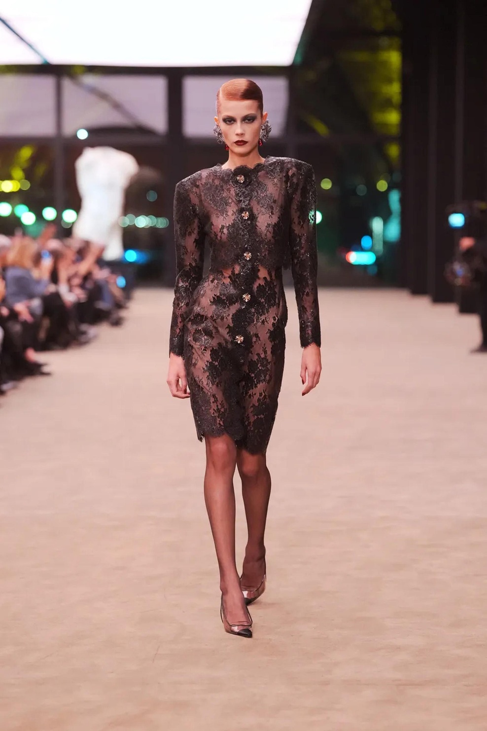 Temačni glamur, kot nalašč za večerni izhod: Saint Laurent za jesen in zimo 2026/27