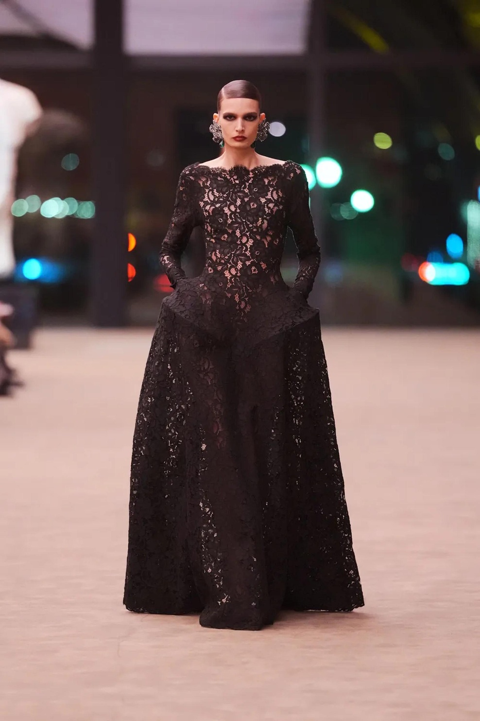 Temačni glamur, kot nalašč za večerni izhod: Saint Laurent za jesen in zimo 2026/27