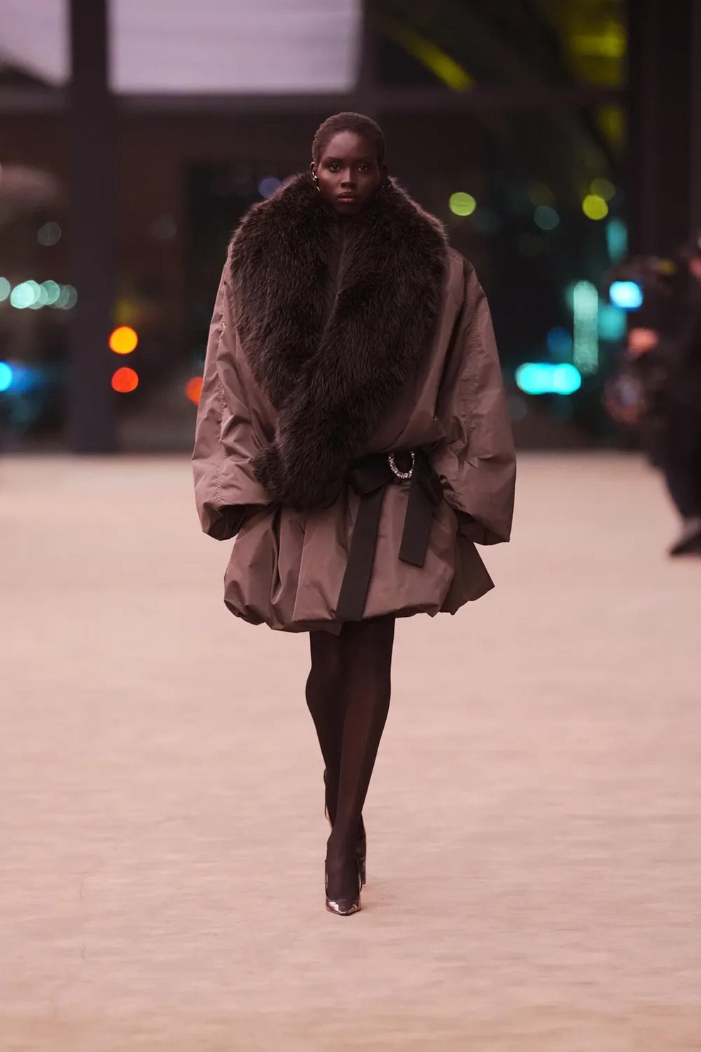 Temačni glamur, kot nalašč za večerni izhod: Saint Laurent za jesen in zimo 2026/27