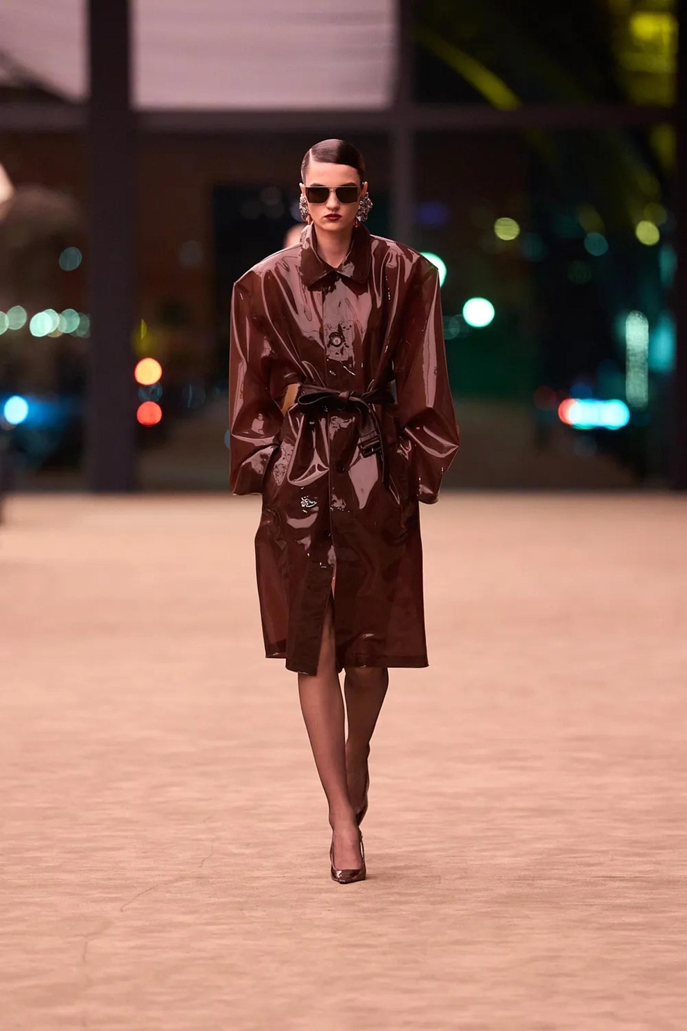 Temačni glamur, kot nalašč za večerni izhod: Saint Laurent za jesen in zimo 2026/27