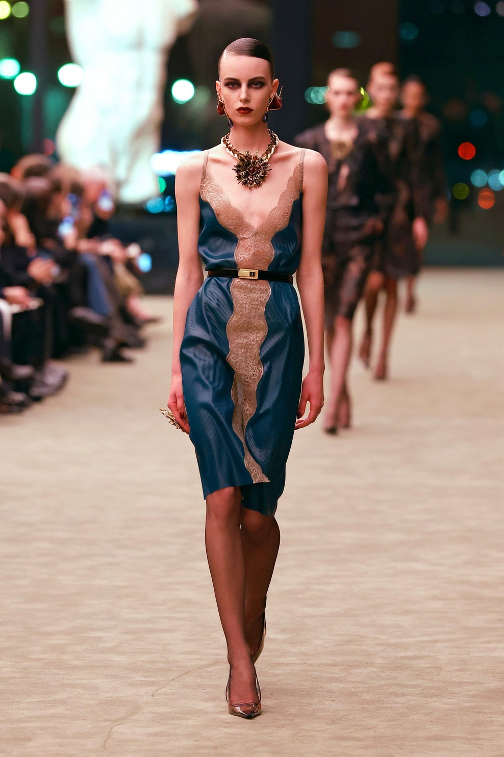 Temačni glamur, kot nalašč za večerni izhod: Saint Laurent za jesen in zimo 2026/27