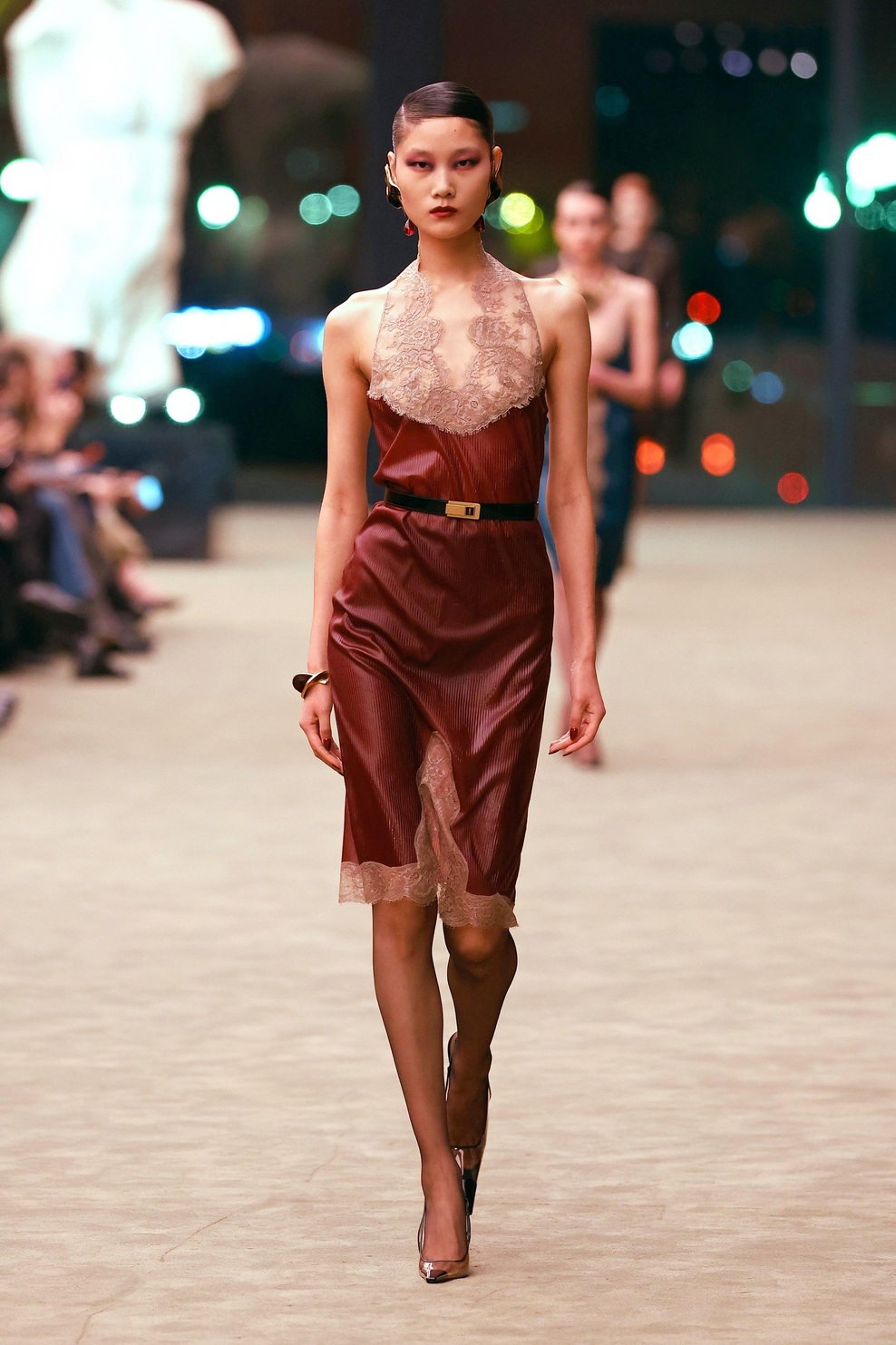 Temačni glamur, kot nalašč za večerni izhod: Saint Laurent za jesen in zimo 2026/27