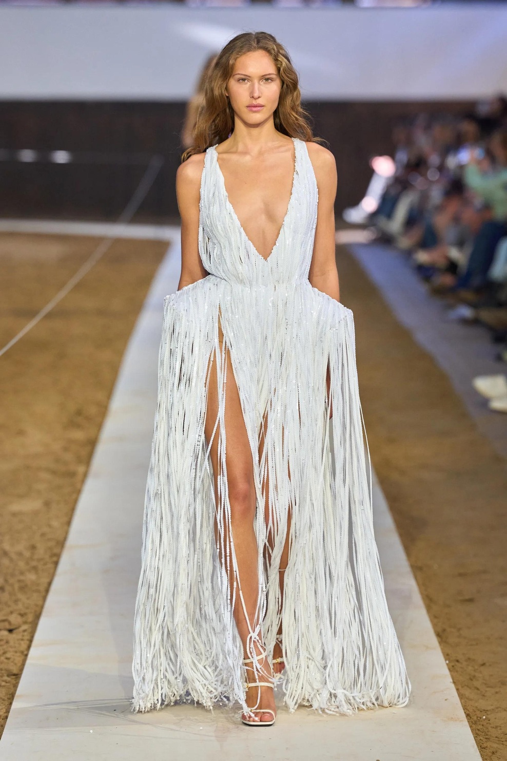 Stella McCartney na modno pisto vključila konje in ustvarila magično kuliso