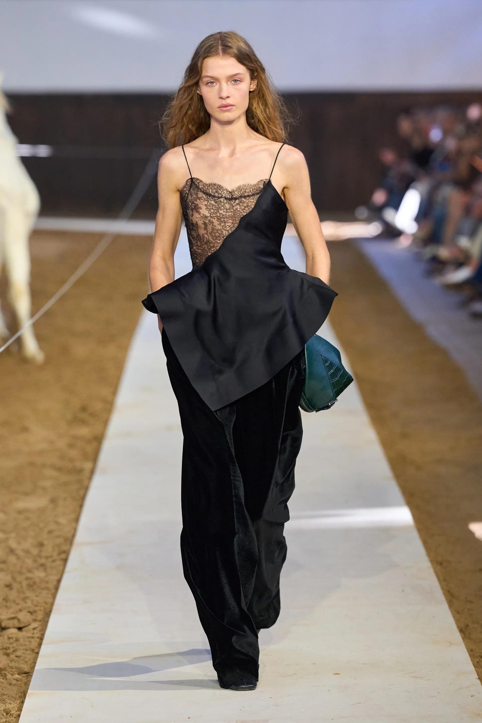 Stella McCartney na modno pisto vključila konje in ustvarila magično kuliso