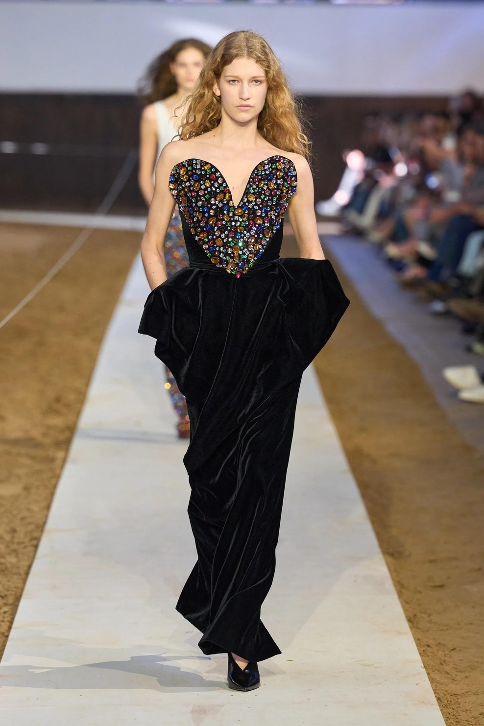 Stella McCartney na modno pisto vključila konje in ustvarila magično kuliso