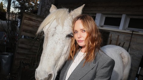 Stella McCartney na modno pisto vključila konje in ustvarila magično kuliso