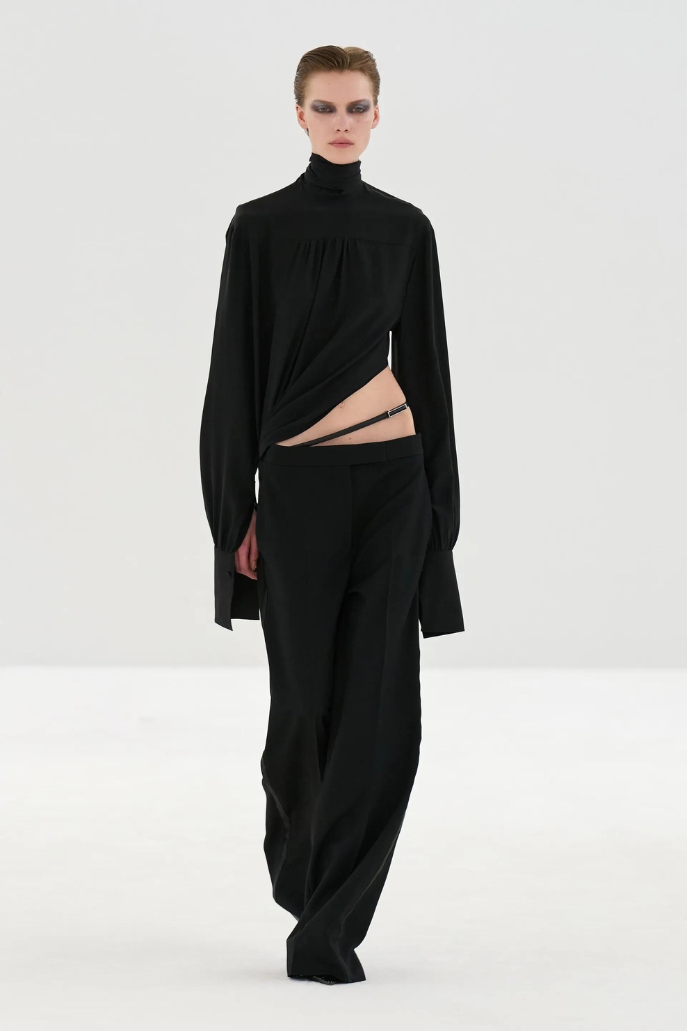 Haider Ackermann nadaljuje novo poglavje znamke Tom Ford z drzno kolekcijo