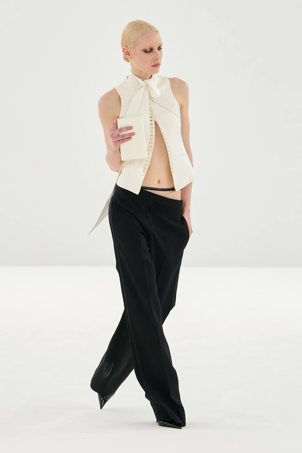 Haider Ackermann nadaljuje novo poglavje znamke Tom Ford z drzno kolekcijo