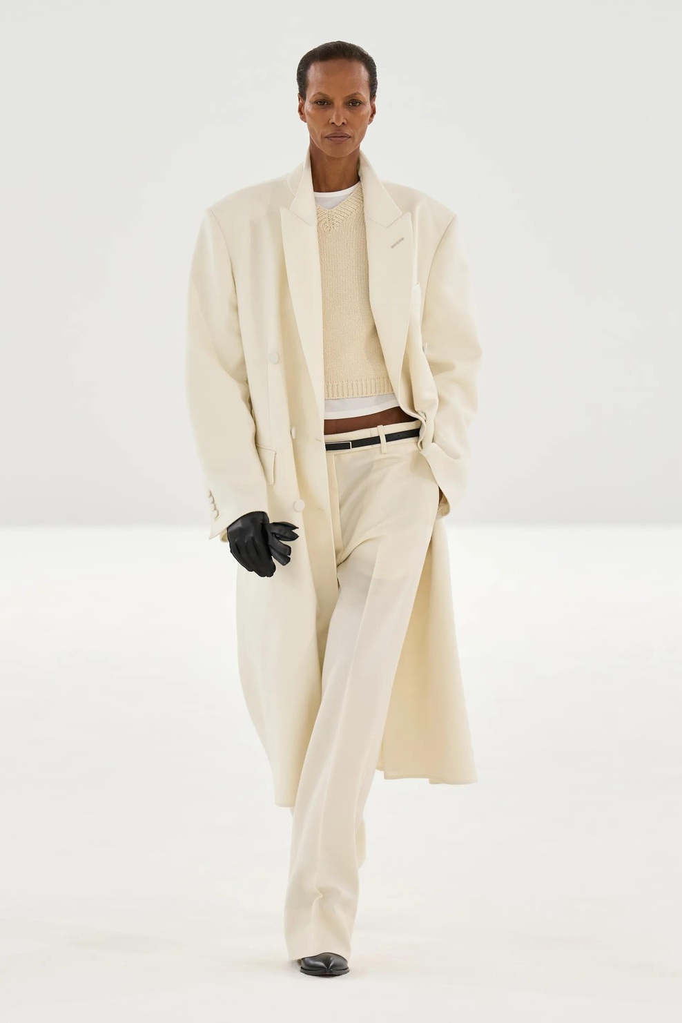 Haider Ackermann nadaljuje novo poglavje znamke Tom Ford z drzno kolekcijo