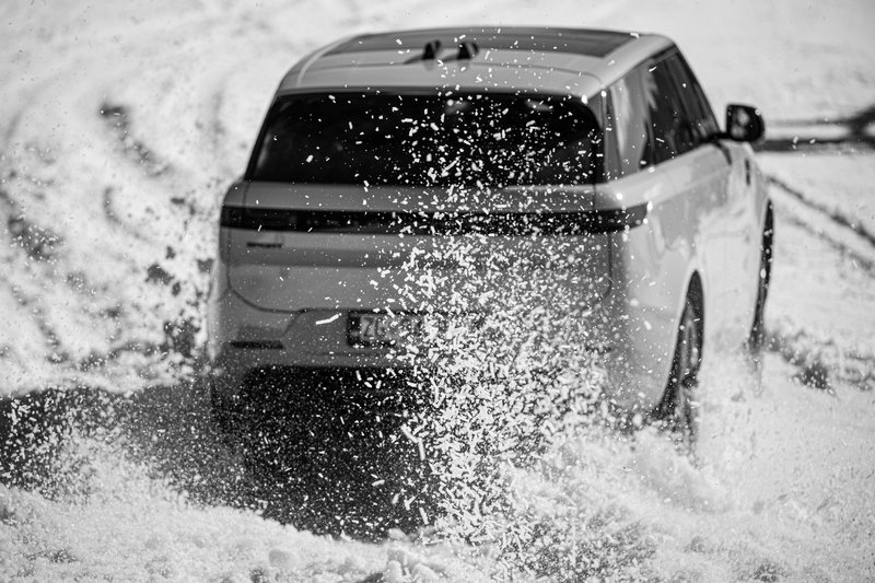 Range Rover na Kopah: razkošje in moč v zimskem okolju